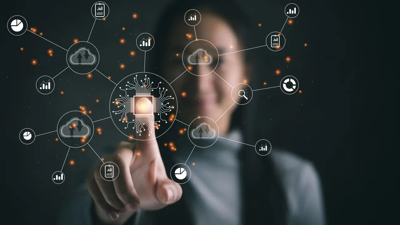 Profissional diante de painéis de indicadores e de uma rede de dados conectada - o comercial operando com número à vista.